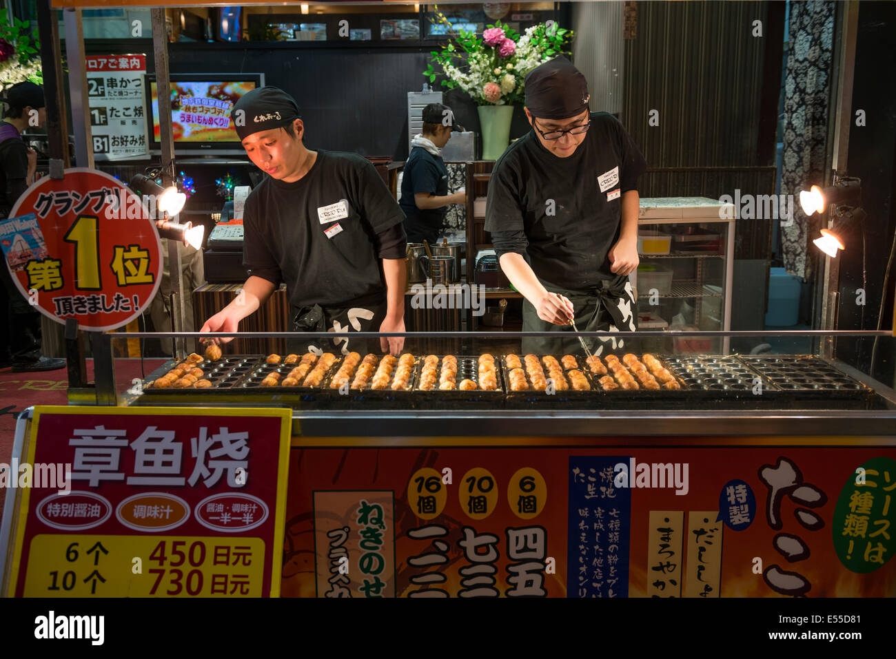 Bánh Takoyaki là đồ ăn nhẹ rất được ưa chuộng ở đường phố Nhật Bản